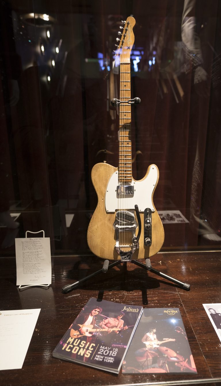 guitarra-de-bob-dylan-e-leiloada-por-us$-495-mil-em-nova-york